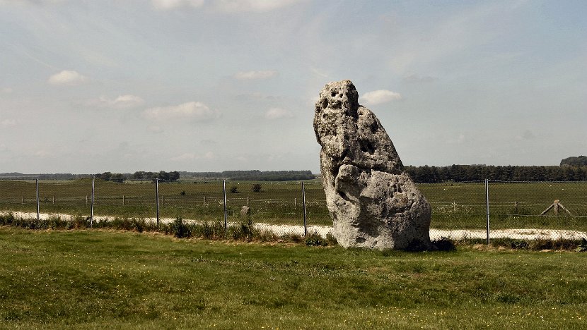Stonehenge Heelstone 2006-06-05@0607-46